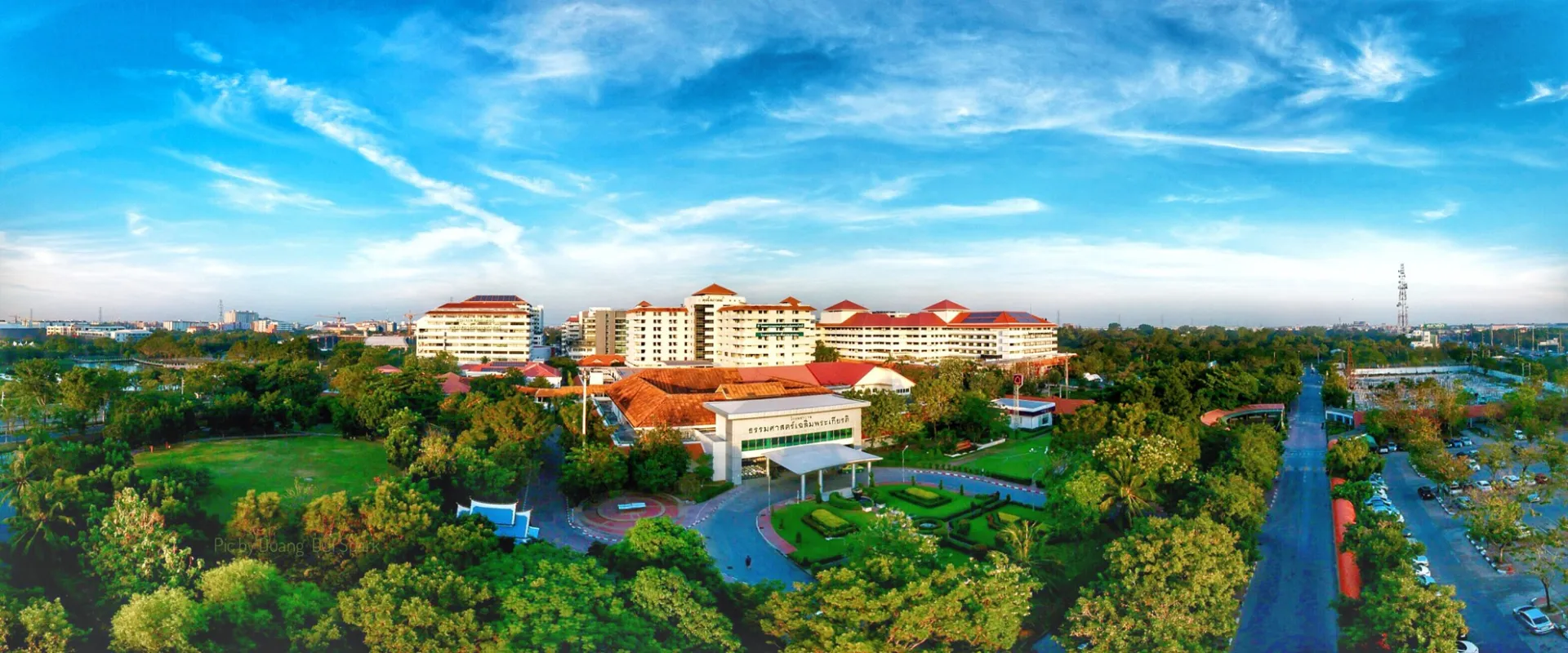 โรงพยาบาลธรรมศาสตร์เฉลิมพระเกียรติ มุมสูง
